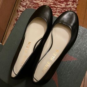 Anne Klein Women size 8 Black Pumps